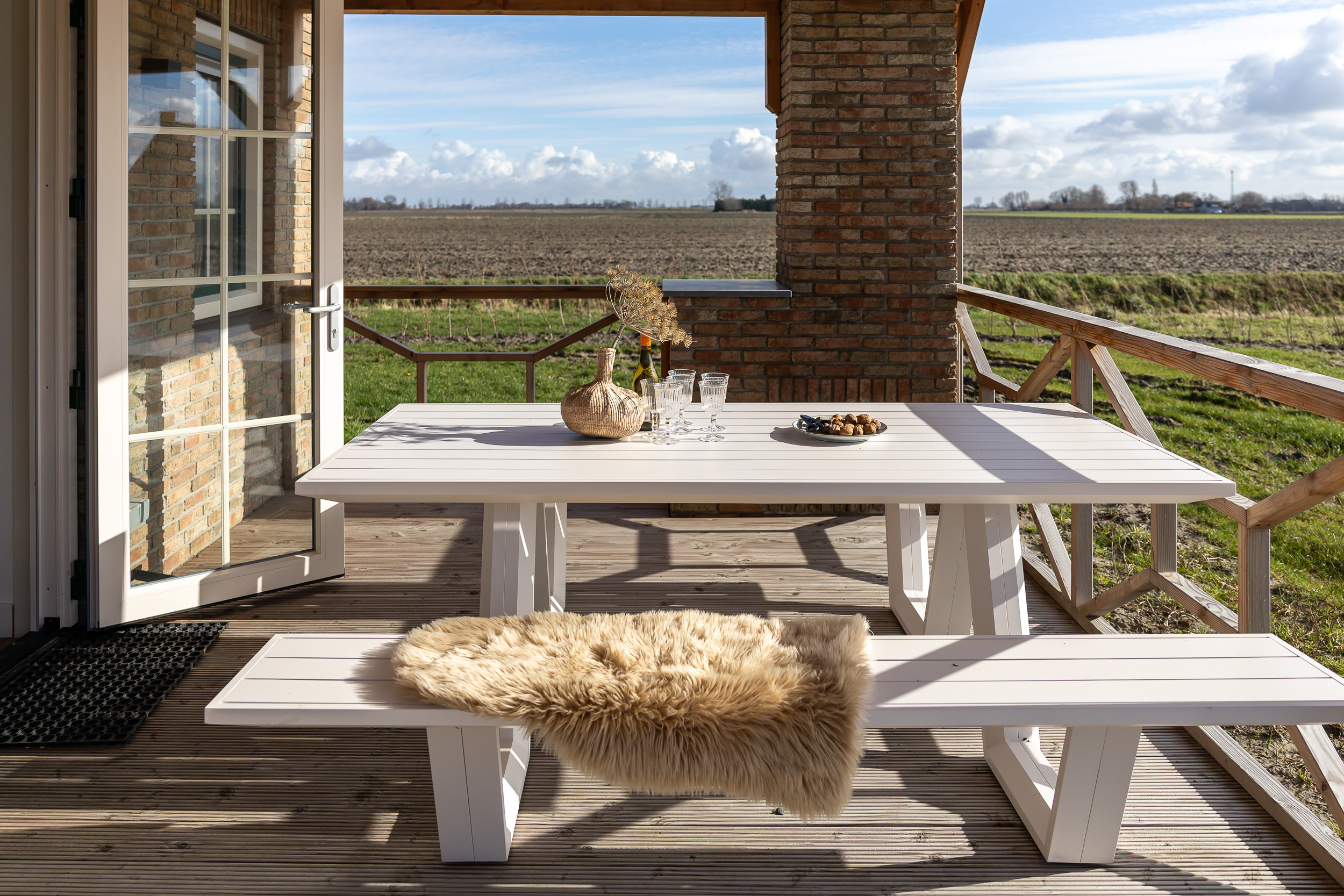 Terras met velduitzicht